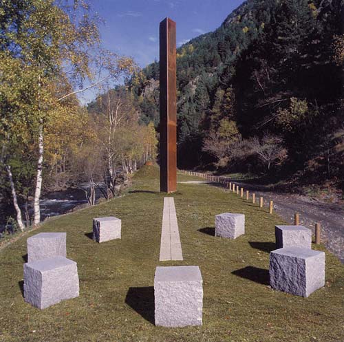 Monument(900×800×5050) en granit et metal,vall D'ordio.Andorra